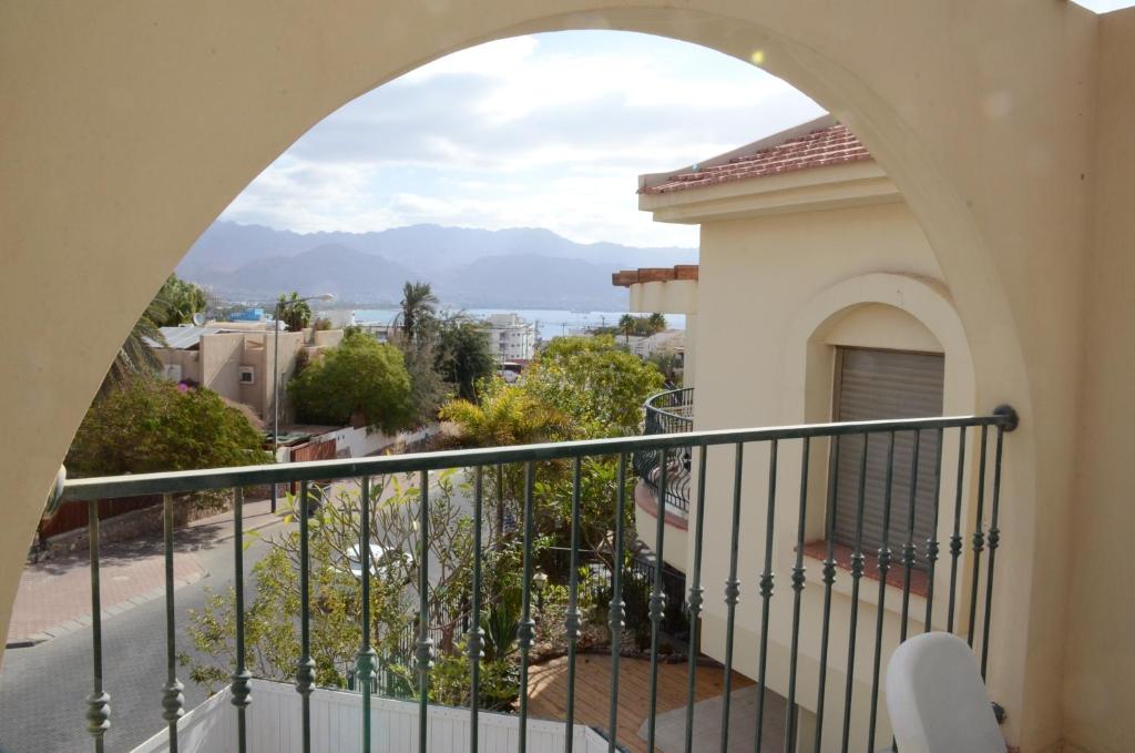 - un balcon offrant une vue sur une maison dans l'établissement Michelle`s Apartment, à Eilat