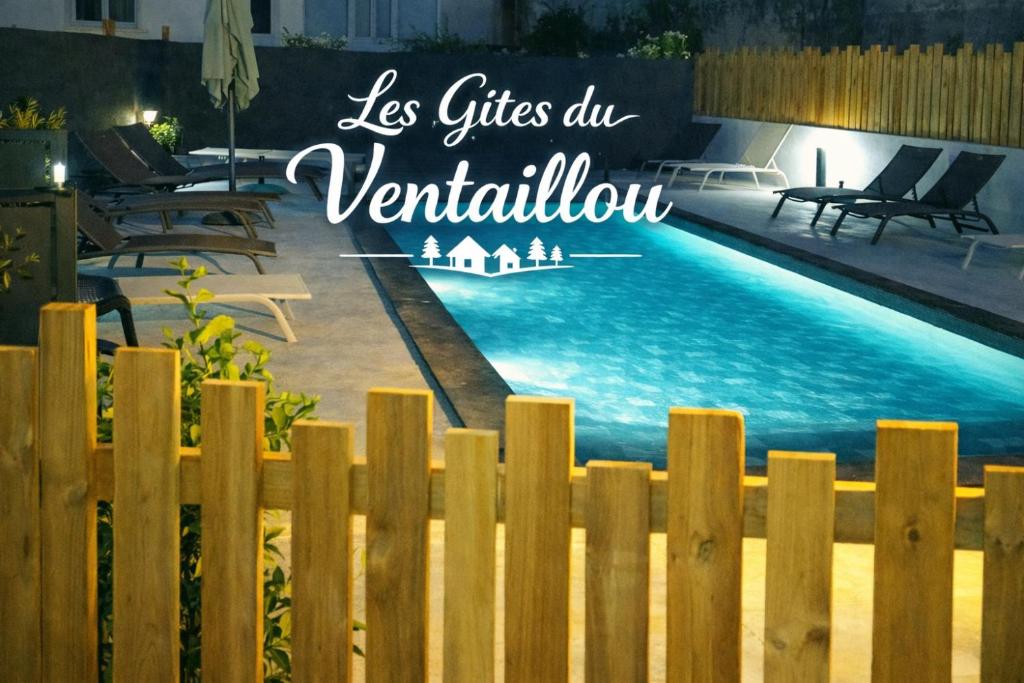 a swimming pool with a sign that reads les cities die vermillion at Gîte Le Citronnier - Piscine partagée in Lagorce