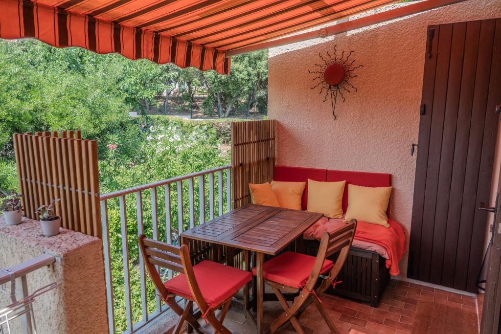 Charming studio with terrace near the beaches