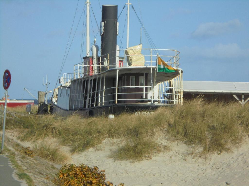 ein Boot auf der Seite eines Strandes in der Unterkunft Ostseestern in Damp