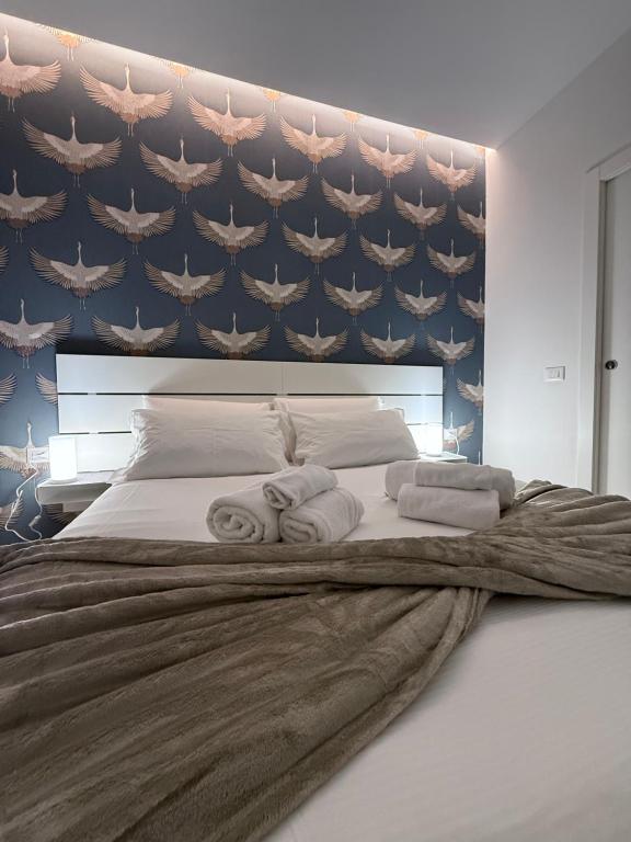 a bedroom with a bed with towels on it at CR Home in Palermo