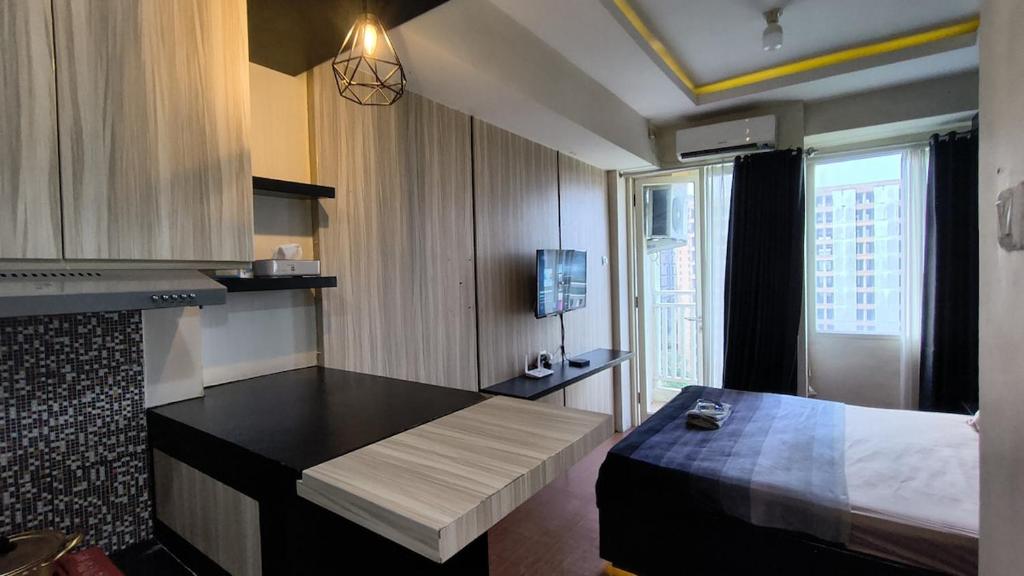 a hotel room with a bed and a window at Malioboro City Apartement by Dev's Room in Seturan