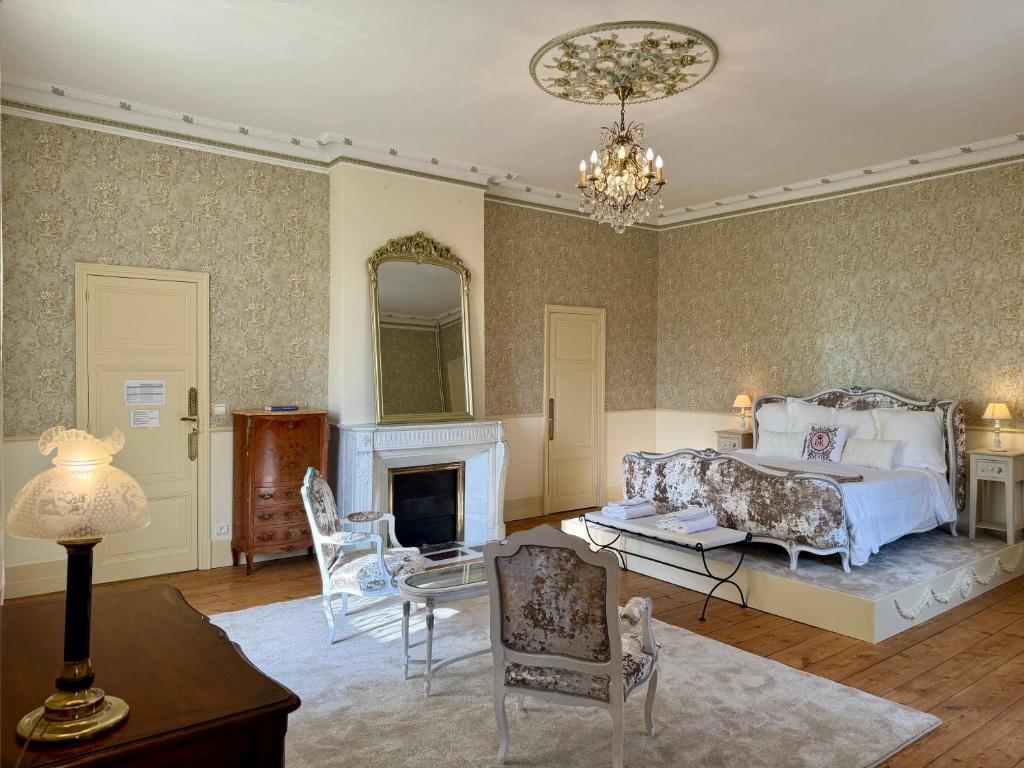 a living room with a bed and a fireplace at Queen's Escape in Martel