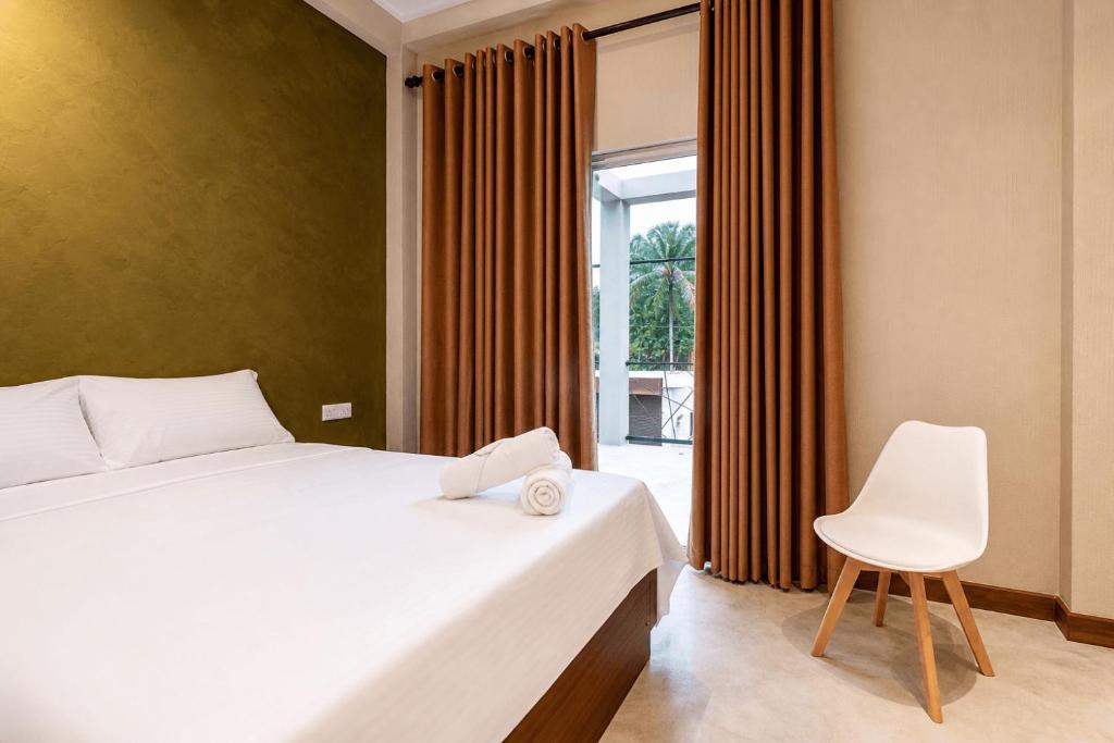 Llit o llits en una habitació de Kmee Eco Transit Hotel