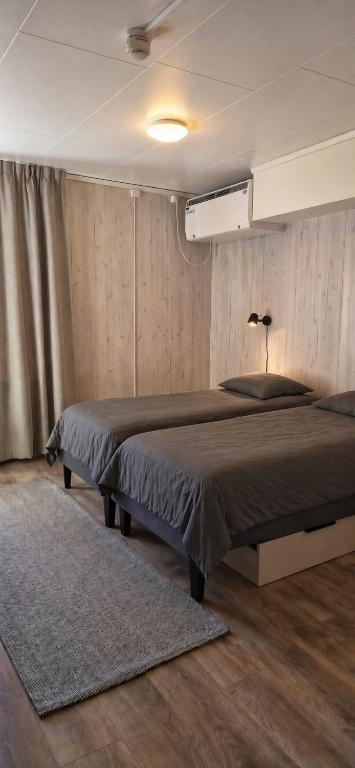 a bedroom with two beds in a room at Vemdalen Base Camp in Vemdalen
