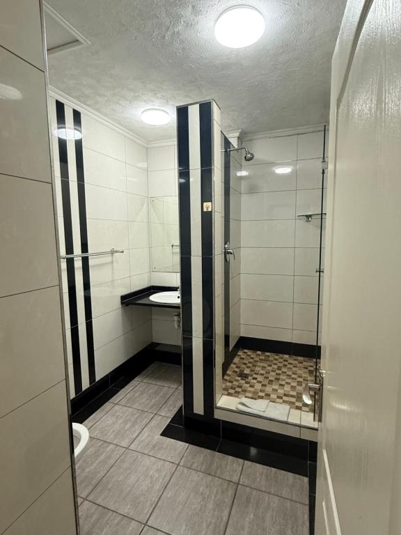 ein Badezimmer mit Dusche mit Glastür in der Unterkunft CapePod City Centre in Kapstadt