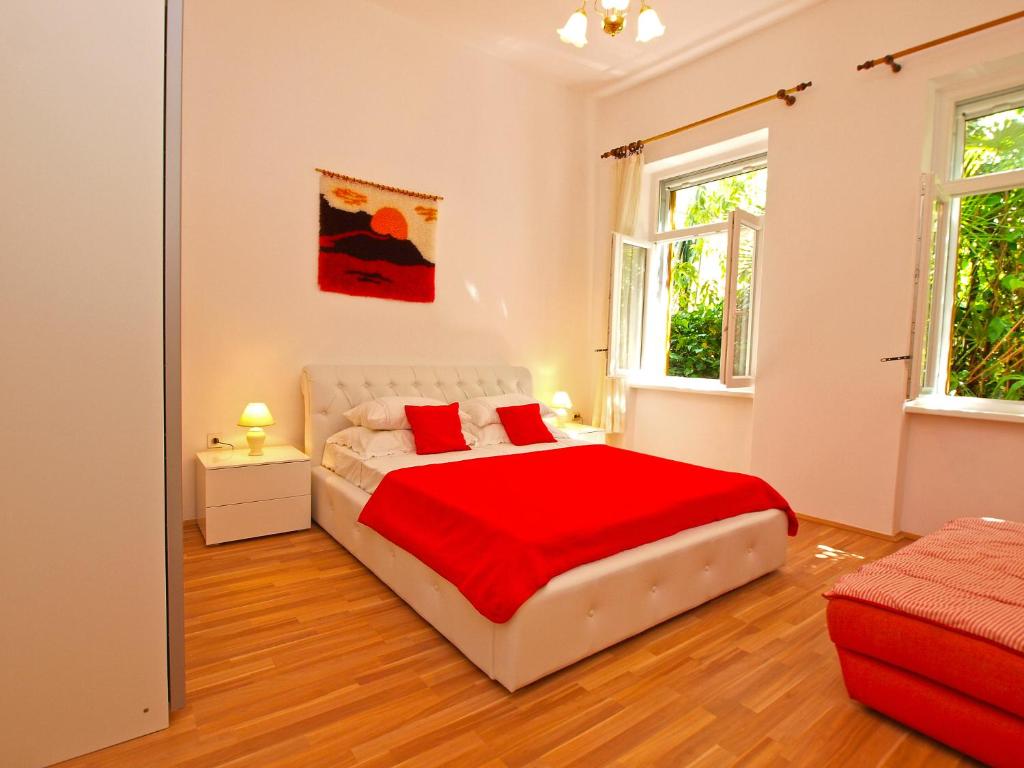 Een bed of bedden in een kamer bij Apartment by the sea Rabac 1093