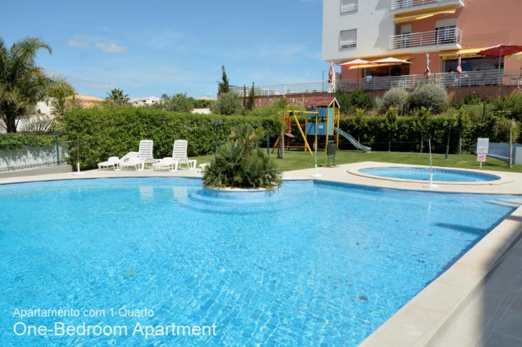 una piscina frente a una casa en Akisol Armação Pera Beach, en Armação de Pêra