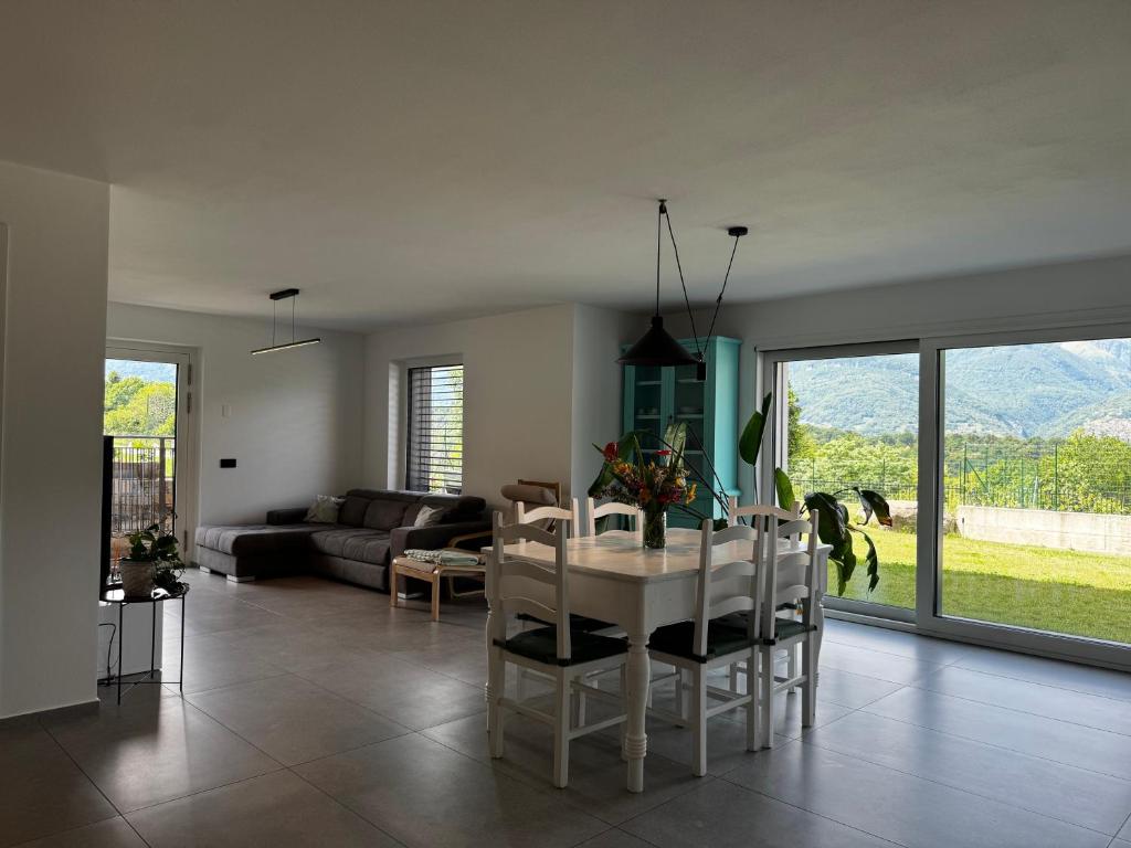 a living room with a table and chairs and a couch at Villa Lavinia a Colico in Colico