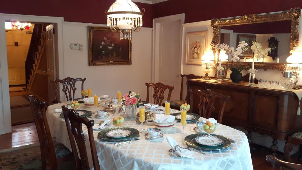 mesa de comedor con mantel azul y blanco en Historic Wilson-Guy House en Niagara on the Lake