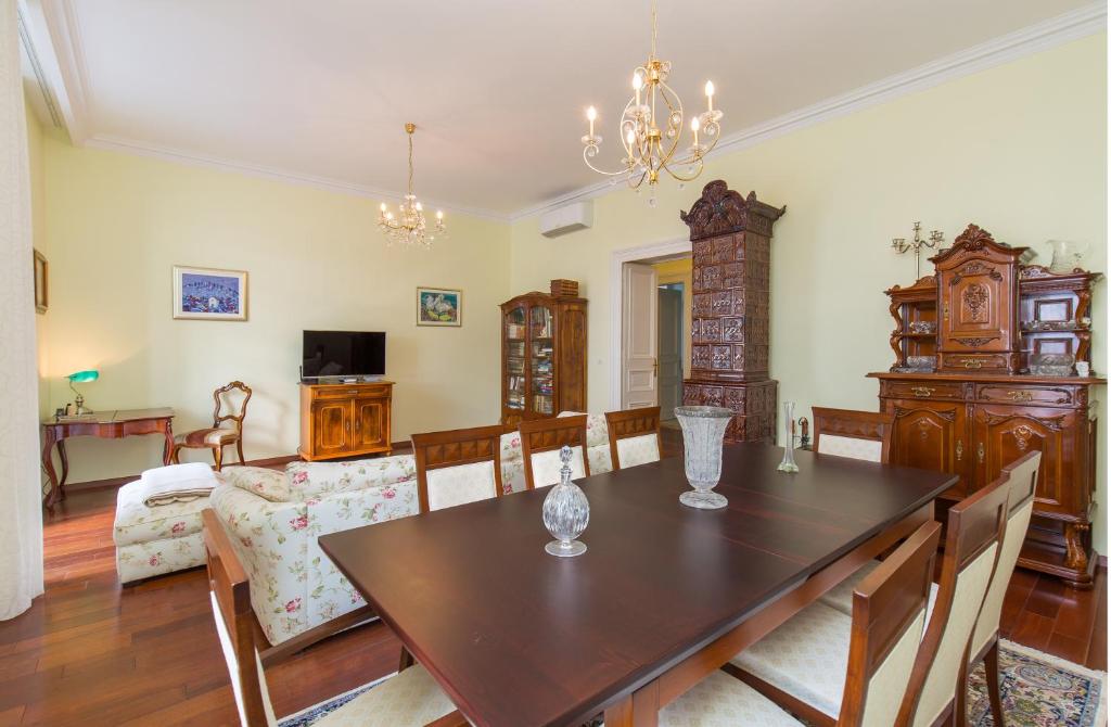 Luxury Seafront Apartment Banje في دوبروفنيك: غرفة طعام مع طاولة وكراسي خشبية