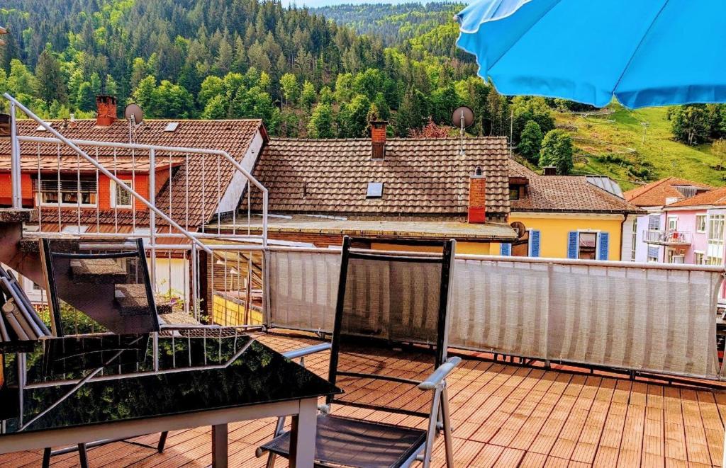 a balcony with two chairs and an umbrella at Ferienwohnung Hasenhorn in Todtnau