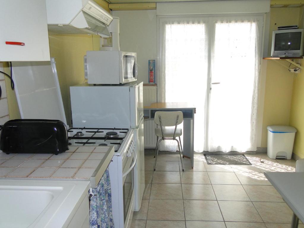 Кухня или мини-кухня в Gîte Debussy
