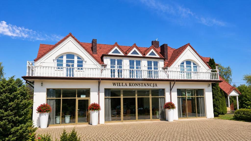 a building with a balcony on top of it at Willa Konstancja in Aleksandrów Łódzki