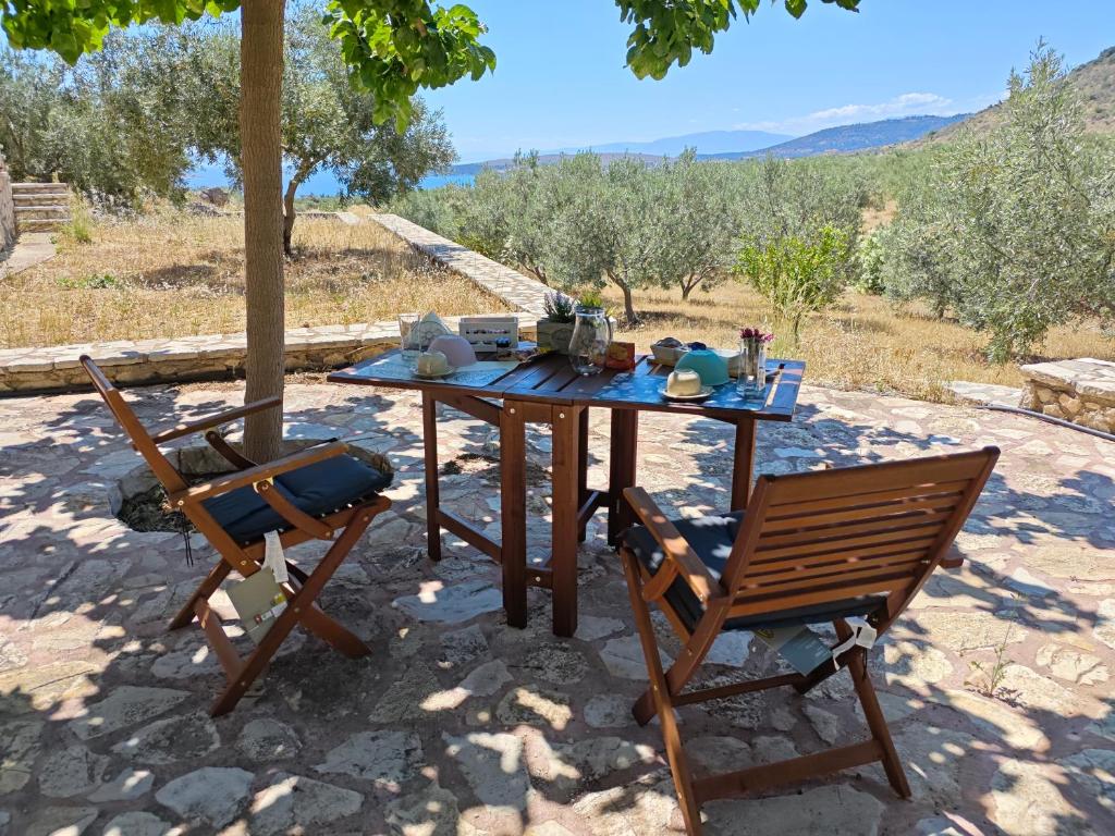 ein Tisch mit zwei Stühlen und ein Tisch mit Aussicht in der Unterkunft Studio Open Horizons in Galaxidi