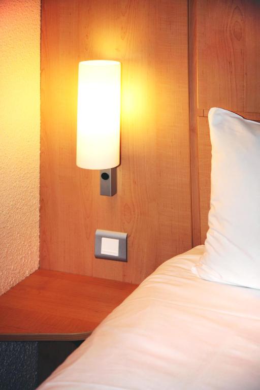 ibis Poitiers Sud - 两个相邻的双人会议室