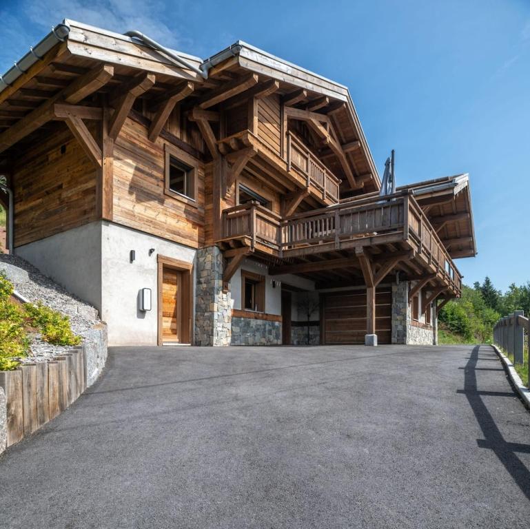 Chalet Zen Altitude Luxury Chalet with Hot Tub Sauna
