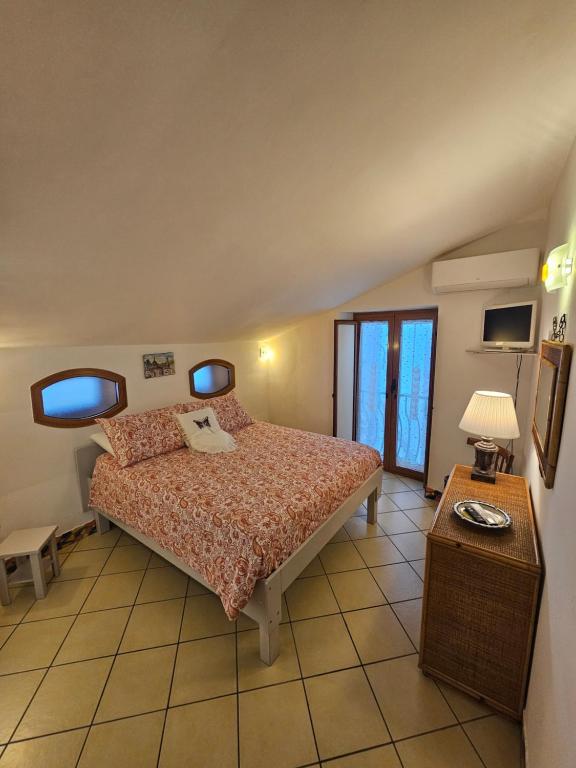 a bedroom with a bed and a table with a lamp at CasaFiore Guest House in Vietri sul Mare