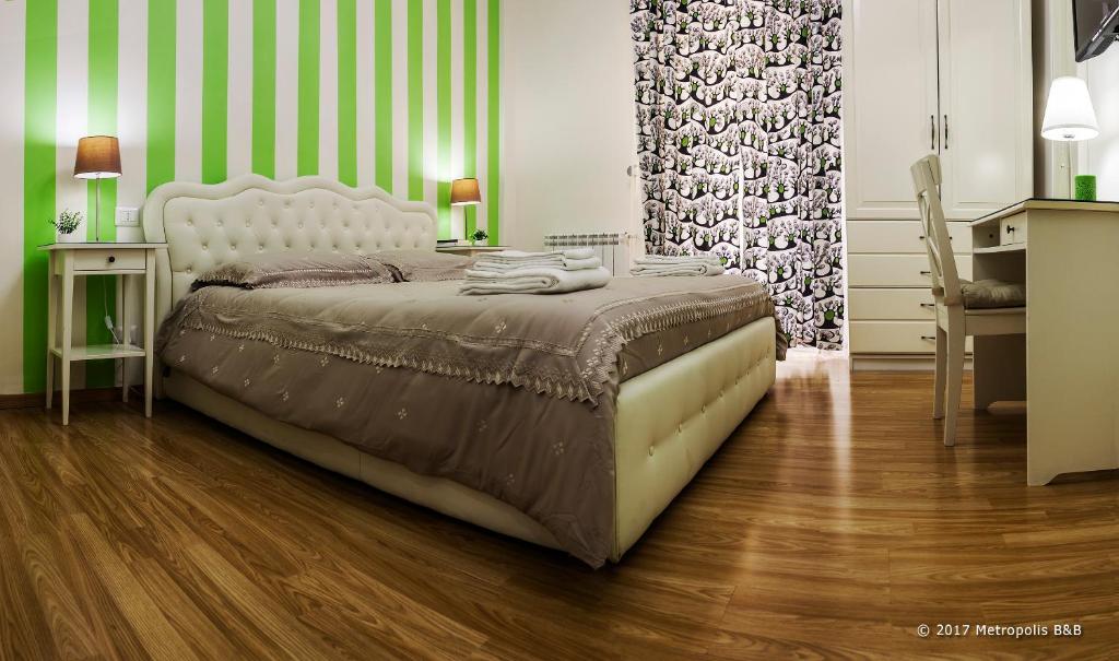 Postel nebo postele na pokoji v ubytování Metropolis B&B