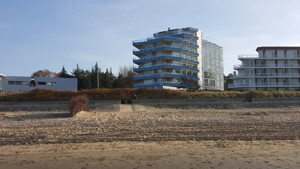 クックスハーフェンにあるGemütliches Apartment direkt am Strandの建物を背景に広がる砂浜