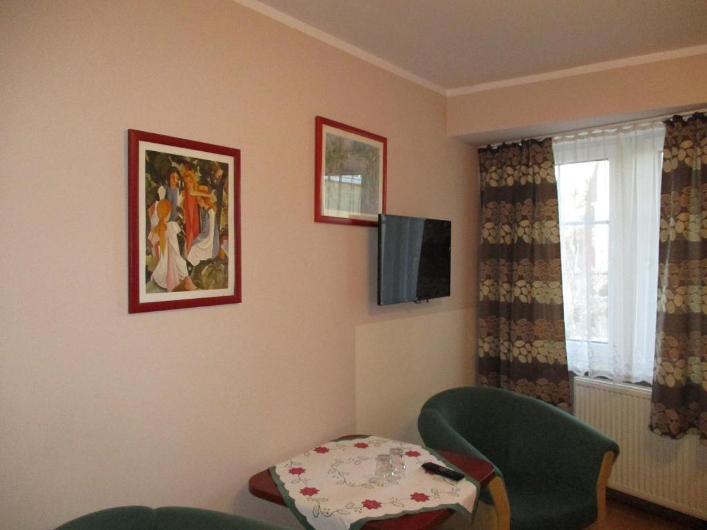 Telewizja i/lub zestaw kina domowego w obiekcie Hotel Pod Platanami