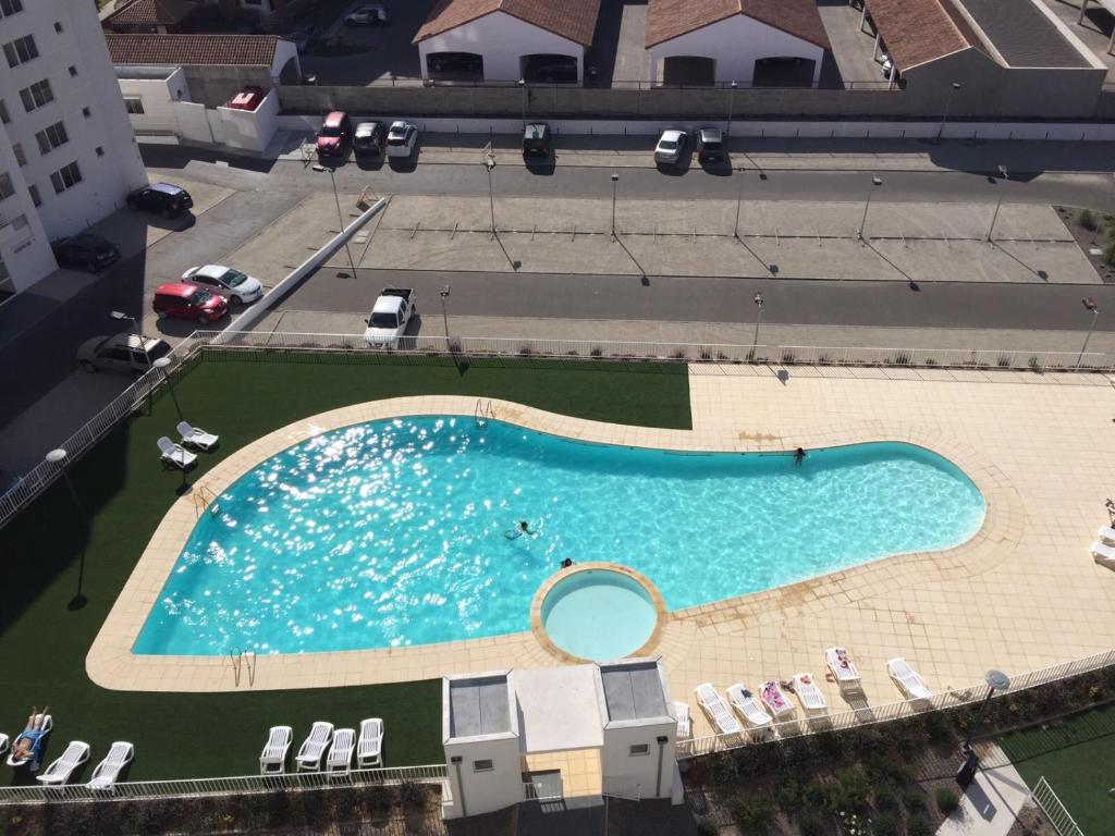 una vista aérea de una piscina en un edificio en Los Perales Poniente Apartment, en La Serena