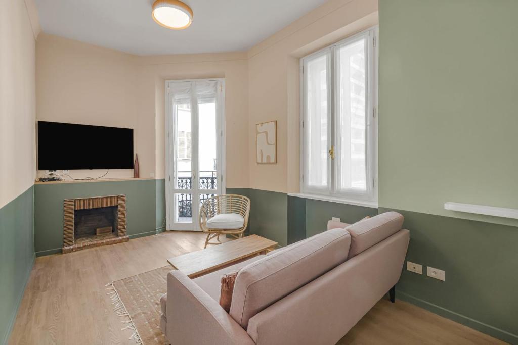 REF 2084 - Cannes City Center apartment with a balcony to rent