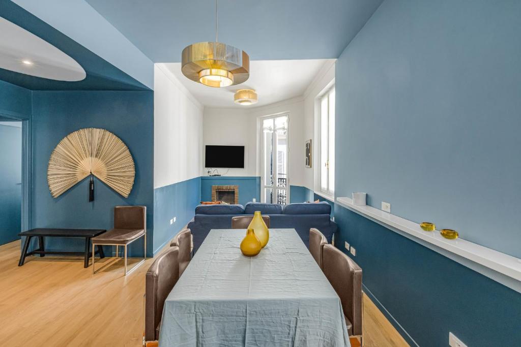 REF 2085 - Cannes Center 3-room apartment with balcony to rent