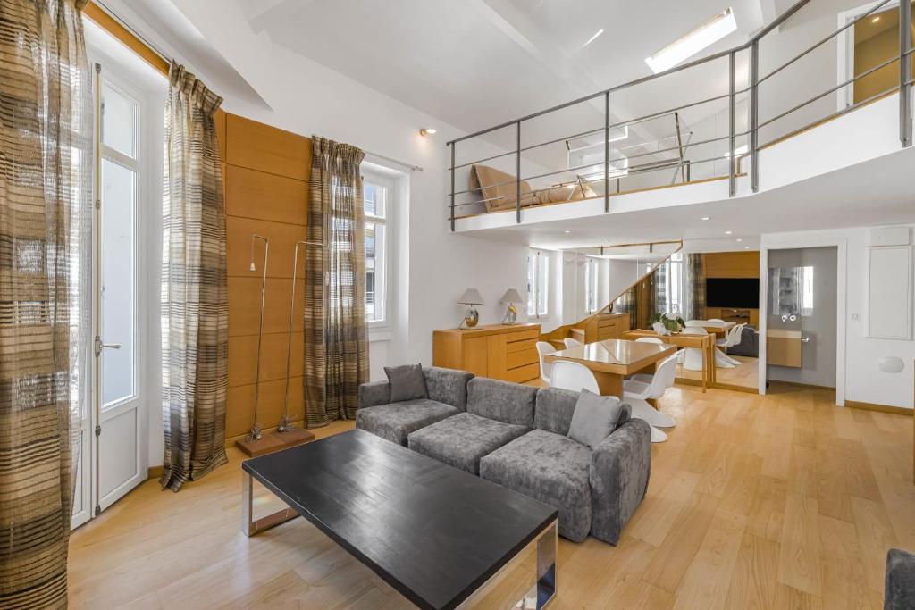 REF 2086 - Cannes Center Spacious apartment with balcony to rent