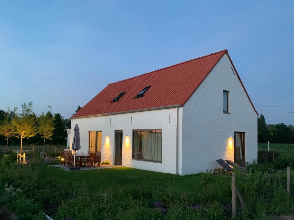 a white house with a red roof at Vakantiewoning - Perspektiv in Kortemark
