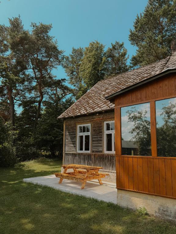 a log cabin with a picnic table in front of it at Ligzdiņas in Bernāti