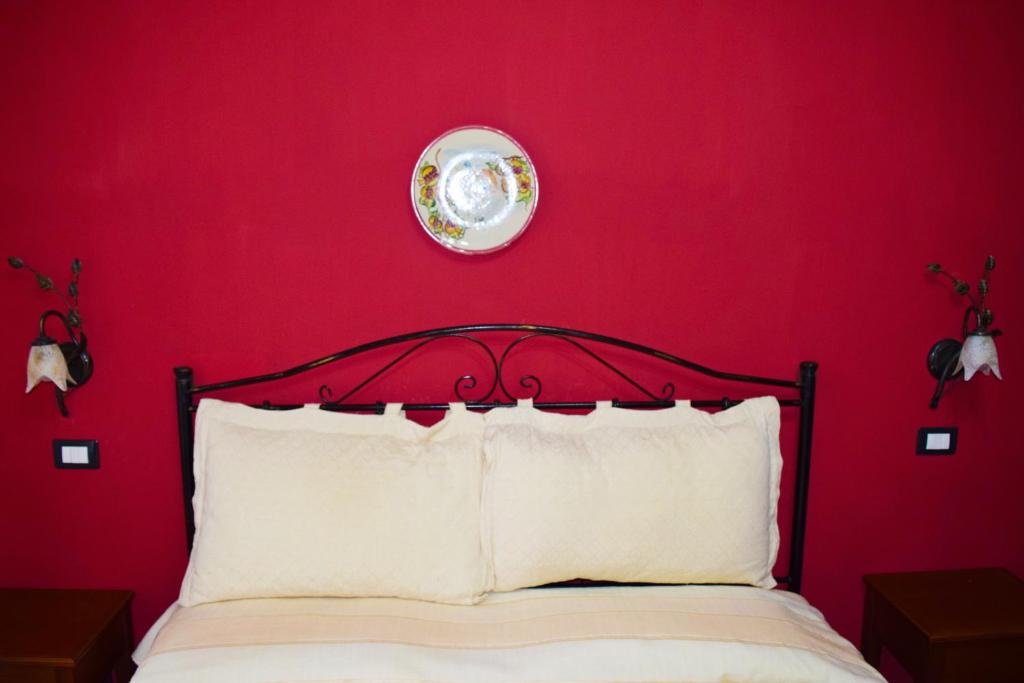 Uma cama ou camas num quarto em B&B Salotto Di Athena