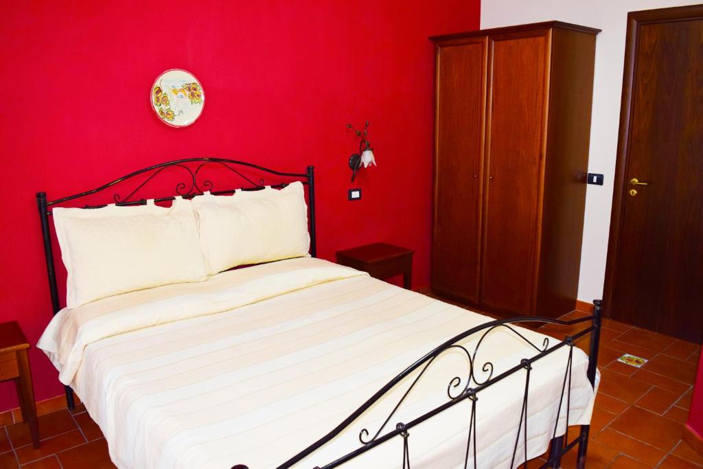 Uma cama ou camas num quarto em B&B Salotto Di Athena