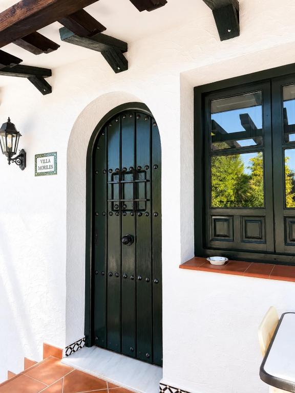 a green door on a house with a window at Villas El Cañuelo in Monturque