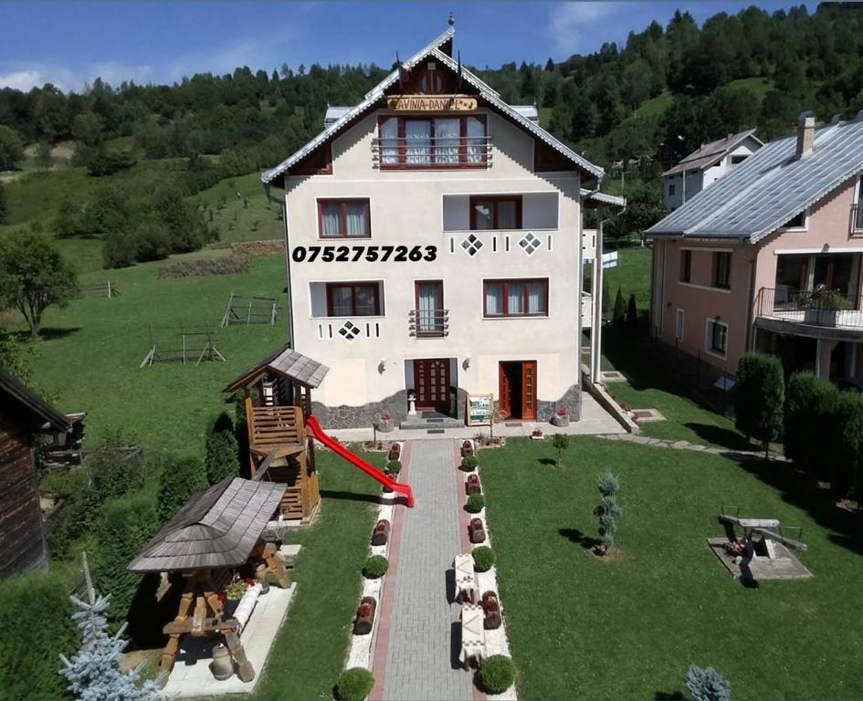 an aerial view of a large house with a yard at Pensiunea Lavinia Daniel in Borşa