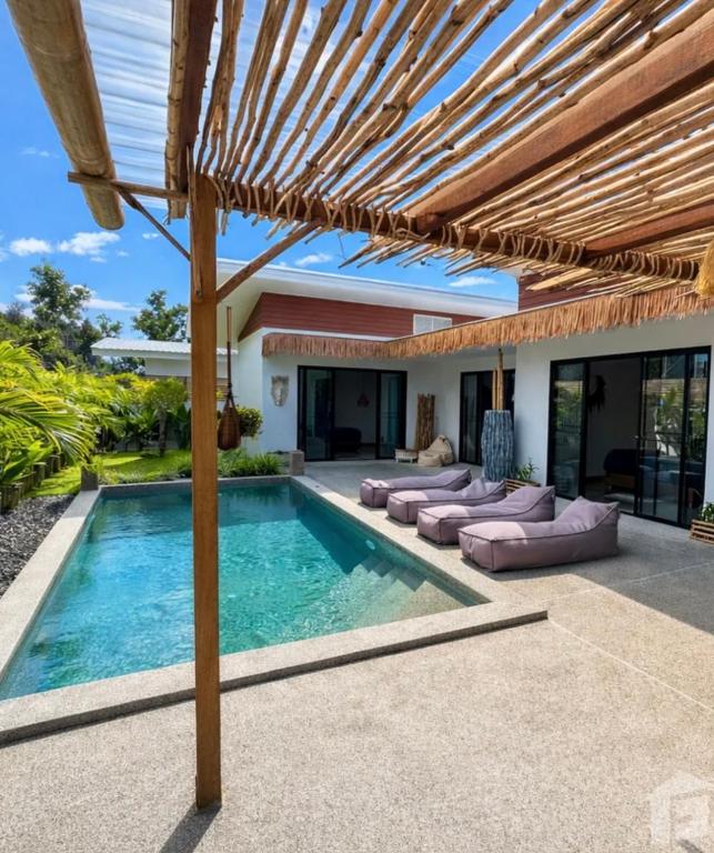 a swimming pool in the backyard of a villa at Villa jay in Na Mueang