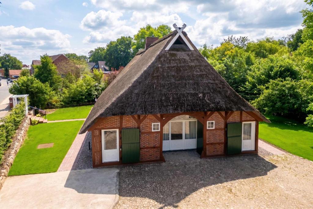 a small house with a thatched roof at FH Luhe-Hof - Historisches Reetdachanwesen in Winsen