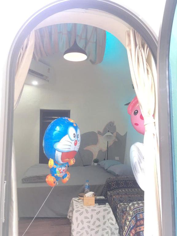 a room with a cat balloon hanging from the ceiling at Bản làng Home in Thanh Hóa