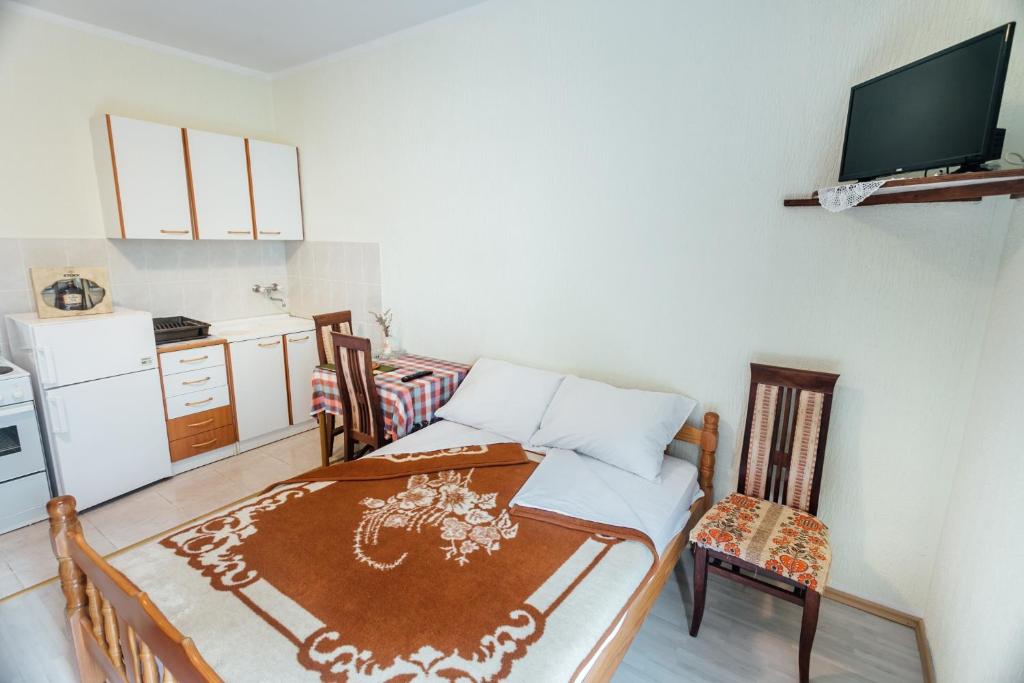 sala de estar con mesa y cocina en Guest House Bajceta, en Herceg-Novi