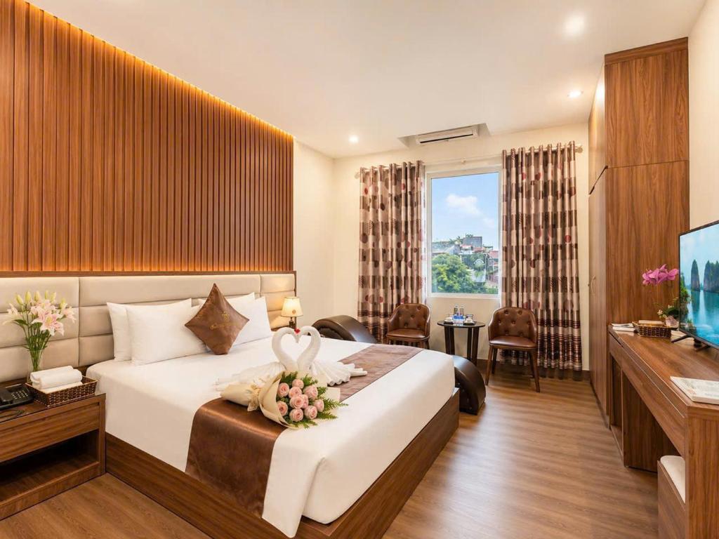 a hotel room with a bed and a television at Hồ Sen Xanh Hotel Hà Nội in Hanoi
