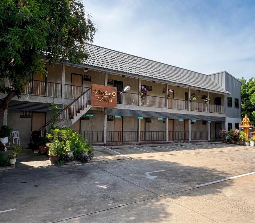 a building with a balcony and a sign on it at Collection O Ayothaya Hotel in Phra Nakhon Si Ayutthaya