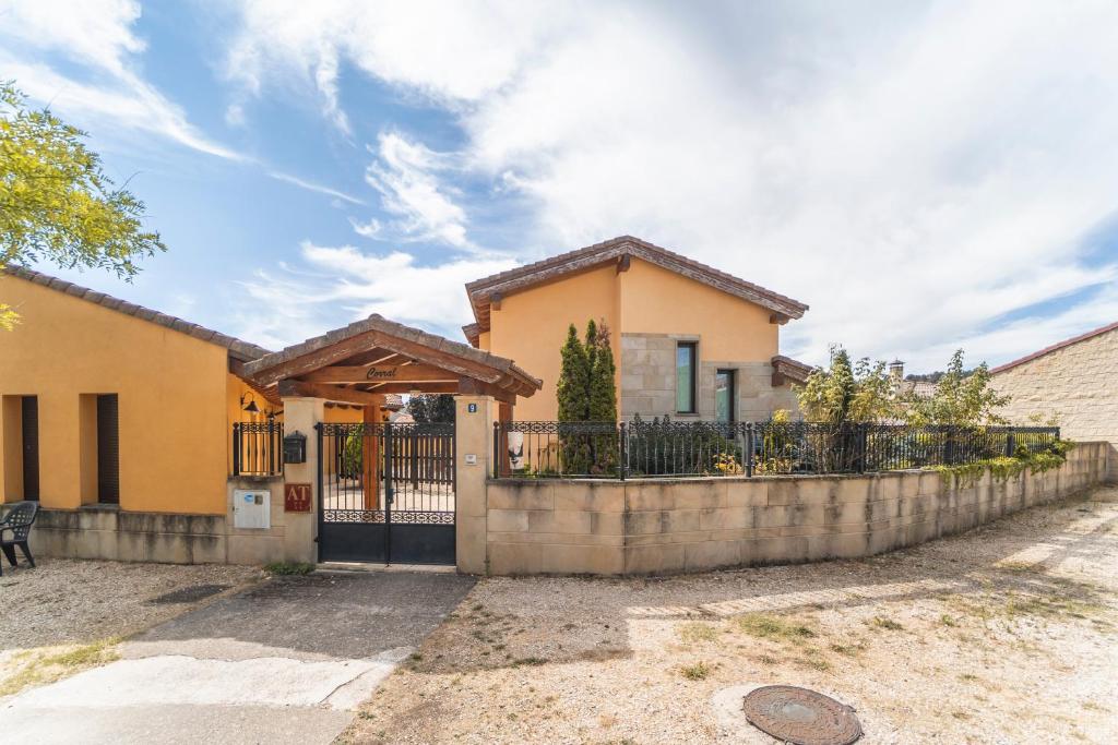 a house with a gate and a fence at La Dehesa de Santa Ursula Completo in Espeja de San Marcelino
