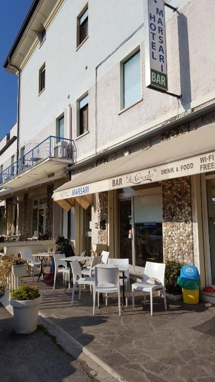 ペスキエーラ・デル・ガルダにあるAlbergo Marsariの建物前のテーブルと椅子