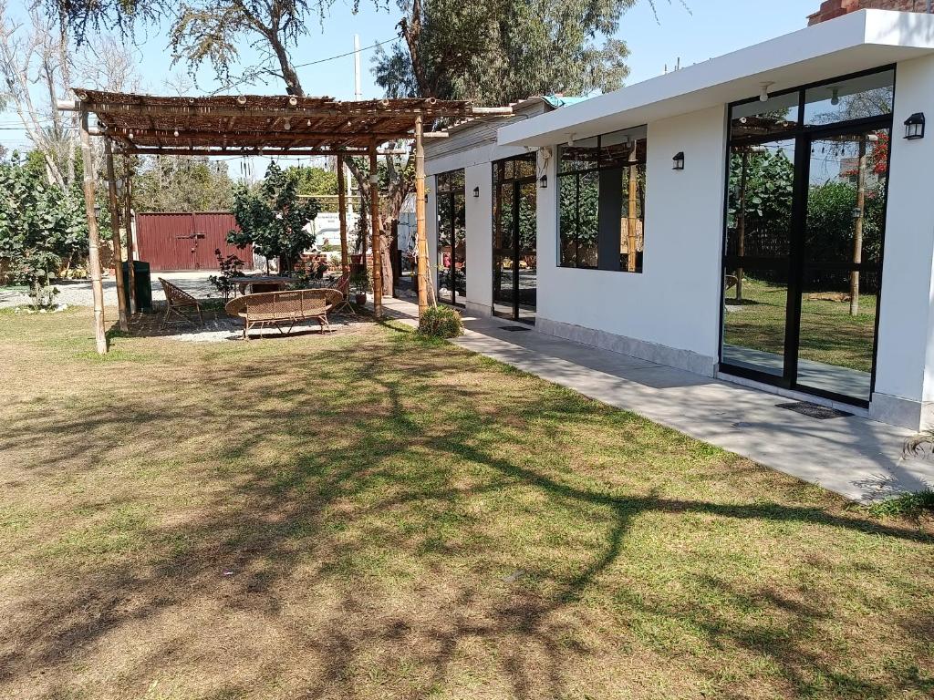 a house with a large yard with a bench at Casa Rústica Diaz in Ica