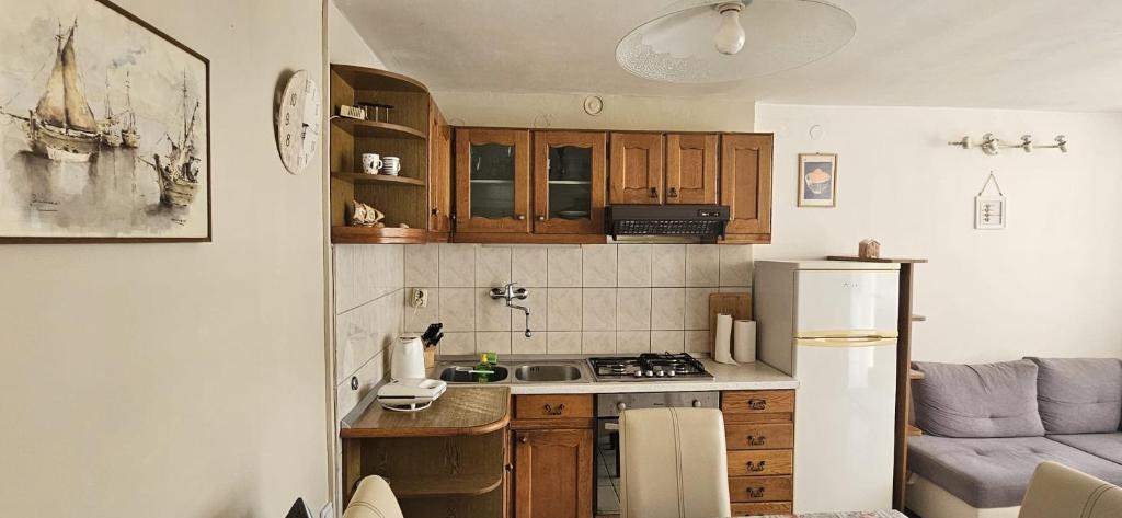 eine Küche mit Herd und Kühlschrank in der Unterkunft Apartment Bella in Split