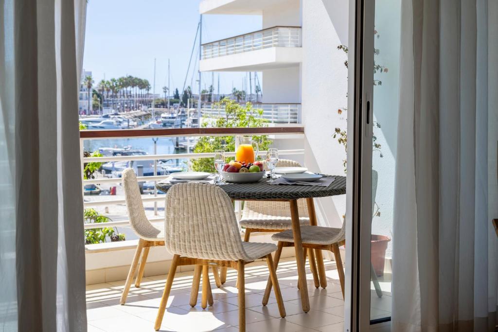 Elegant Marina View T2 Apartment- The Moorings