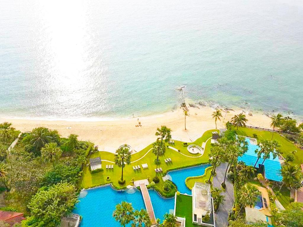 een luchtzicht op een resort en een strand bij The Palm Wongamat Beach Pattaya in Noord Pattaya