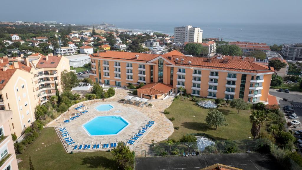 Luftaufnahme eines Gebäudes mit Schwimmbad in der Unterkunft Riviera Hotel in Carcavelos