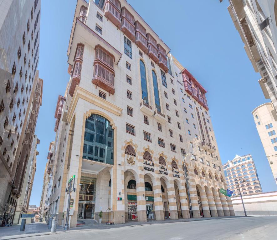 a large white building on the corner of a street at Maysan Rotana El Mysk Fully Renovated in Medina