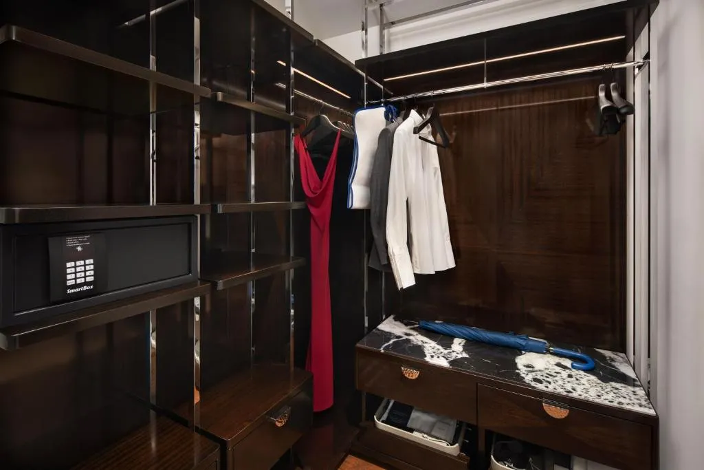 Deluxe Gallery Suite City View